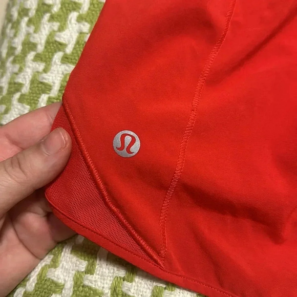 Lululemon Hotty Hot Low-Rise Short 2.5" - Picture 10 of 11